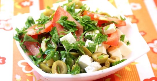 Салат с оливками