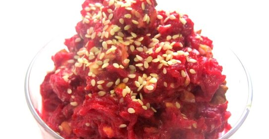 Салат со свеклой и кунжутом