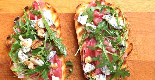 Брускетта с ветчиной