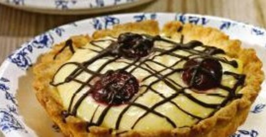 Корзиночки с кремом и вишней