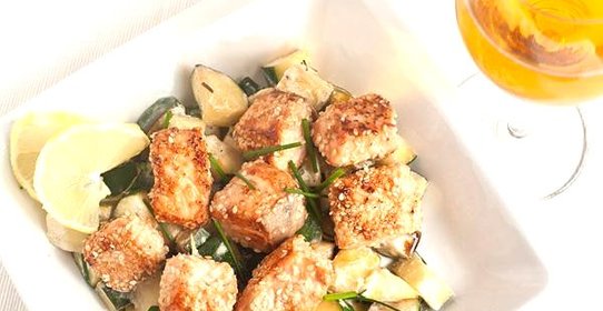 Лосось в кунжуте на подушке из цуккини