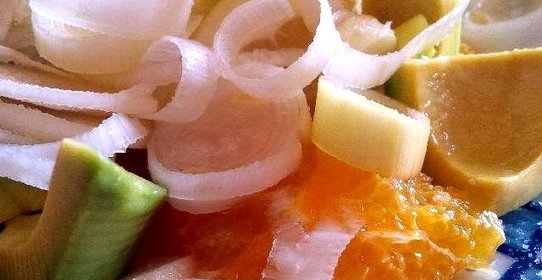 Салат из апельсина, авокадо, цитрона и лука-порея