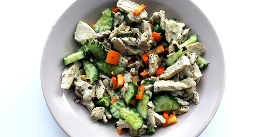 Салат с курицей и горько-сладкой заправкой