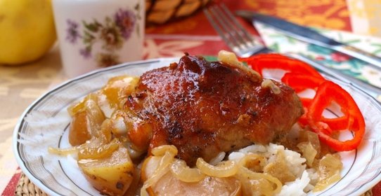 Куриные бёдрышки запечённые с яблоками