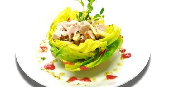 Салат из курицы с яблоками, сельдереем и тимьяном