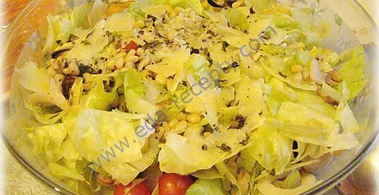 Салат с морепродуктами и лаймовым соусом