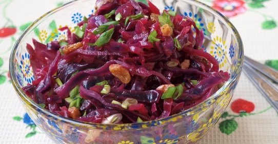 Постный салат из краснокочанной капусты с изюмом