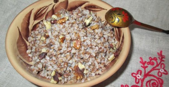 Гречневая каша с грецкими орехами.