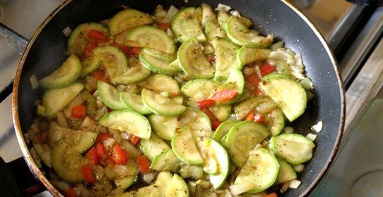 Теплый овощной салат с чесноком и специями