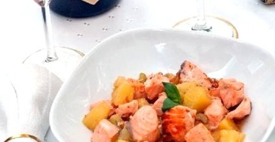 Жареный лосось с ананасами