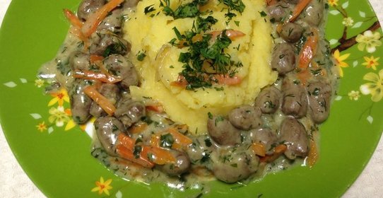 Тушеные куриные сердечки