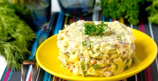 Салат с сельдью, овощами и яблоками