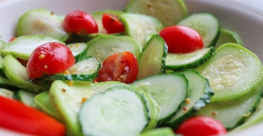 Салат из свежих кабачков с овощами в лимонно-горчичном соусе