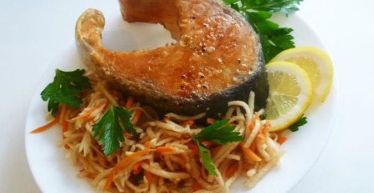 Семга с салатом из редьки и моркови