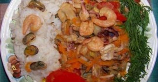 Морепродукты, запеченные в фольге с овощами и лимоном