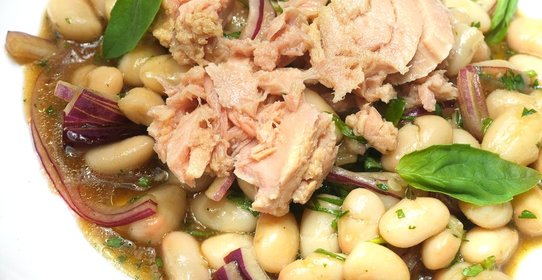 Салат с тунцом и белой фасолью