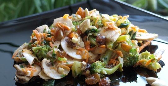 Салат с брокколи, изюмом и сырыми шампиньонами