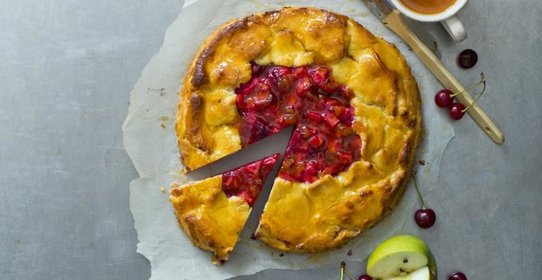 Яблочная кростада с вишней