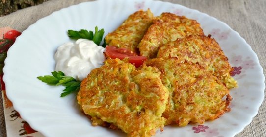 Кабачковые оладьи с морковью и овсяными хлопьями