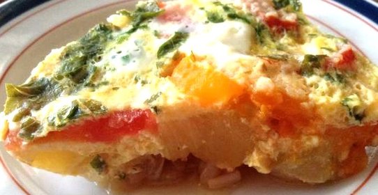 Жареные кабачки с помидорами и яйцом