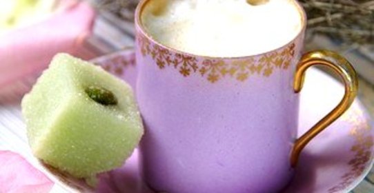 Рождественский пунш с имбирным элем, хересом, молоком и бренди