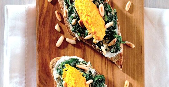 Бутерброд с щавелем, творожным сыром и морковным муссом