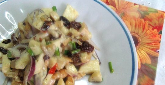 Теплый салат из курицы изюма и яблока