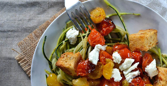 Спагетти из цукини с помидорами и сыром фета