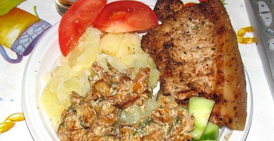 Лисички в сметанном соусе