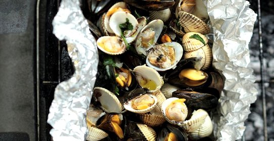 Моллюски с шафраном, запеченные в фольге