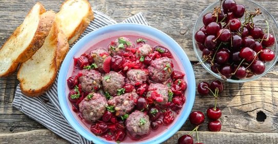 Кюфта из баранины с вишневым соусом
