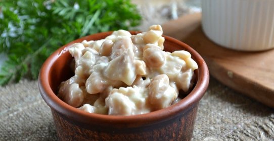 Салат с фасолью и сухариками