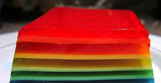 Разноцветное слоеное желе