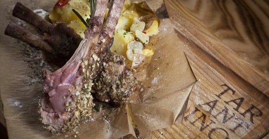 Корейка теленка с мятым картофелем и соусом Али-олио