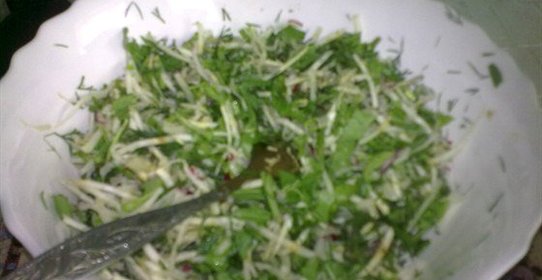 Летний зеленый салат с редисом