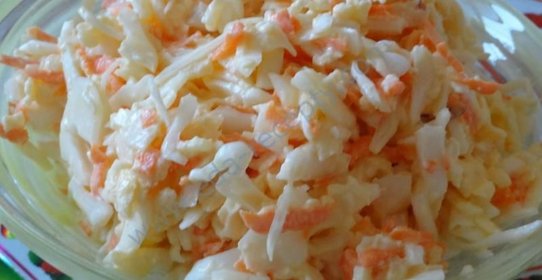 Капустный салат с майонезом и яблоком