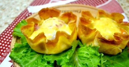 Салат в блинных мешочках