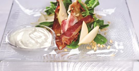 Салат с грушами и хрустящим беконом