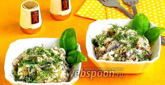 Салат из кальмаров с грибами и сыром