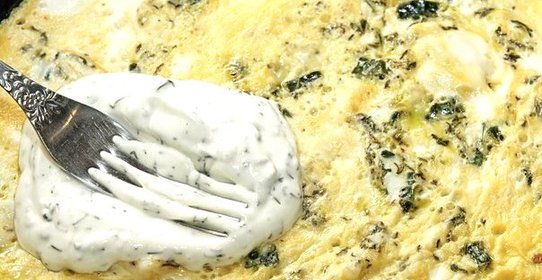 Яичница по‑азербайджански с зеленью (Кюкю)