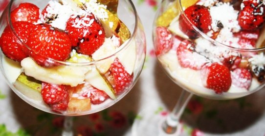 Фруктово-ягодный салат Летний день со сметанно-медовой заправкой