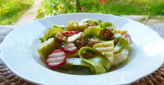 Салат из молодого кабачка с орехами и пряной заправкой