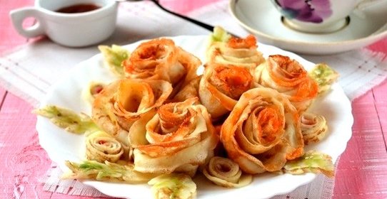 Сладкие блинные розочки