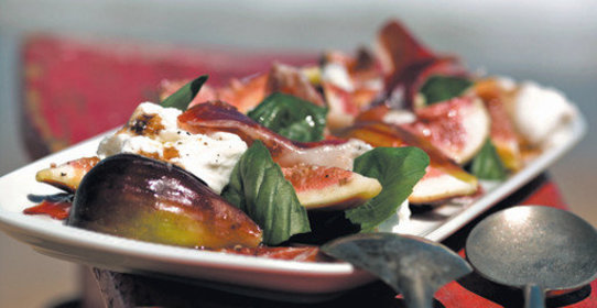 Салат с хамоном, инжиром, базиликом, моцареллой