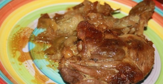 Утиные ножки с яблоками и луковым дрессингом в мультиварке