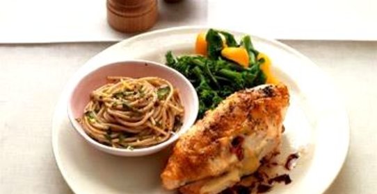 Куриные грудки с начинкой из сыра, помидоров и базилика