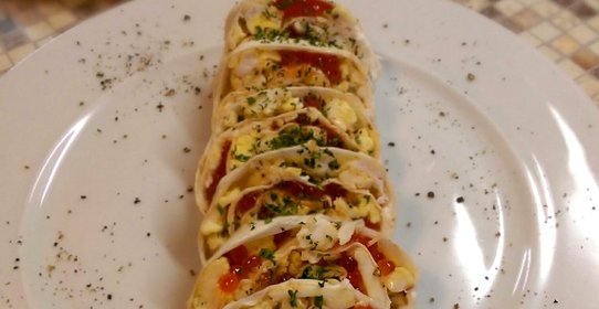 Омлет в лаваше с икрой и сыром