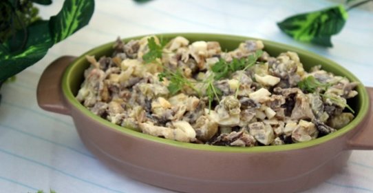 Салат с говядиной и жареными вешенками