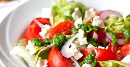 Салат из помидоров с фетой и базиликовой заправкой