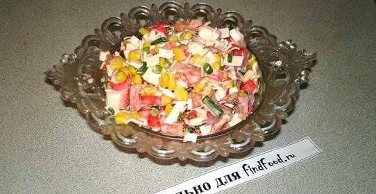 Салат с крабовыми палочками и помидором